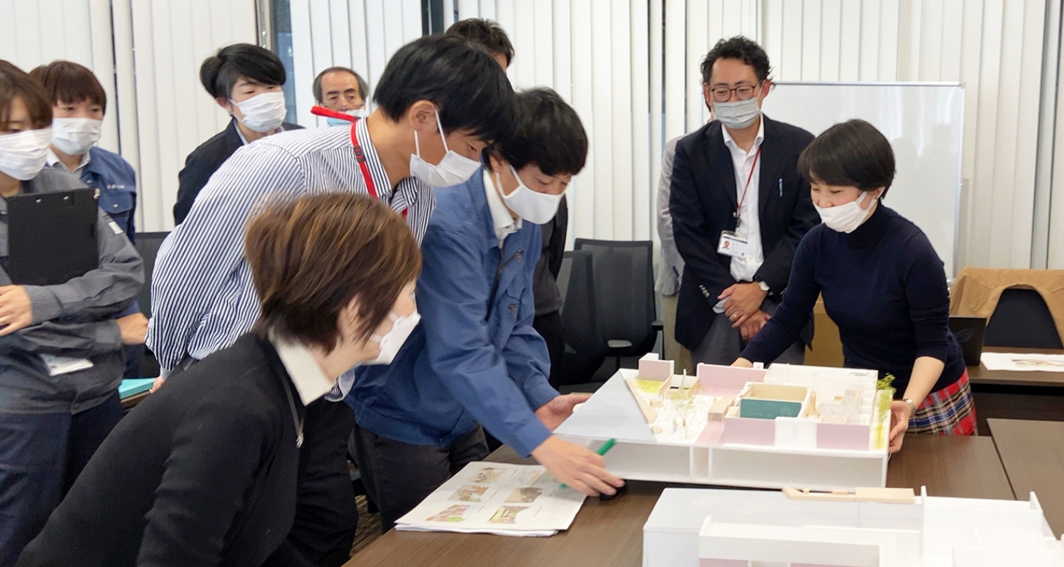議論しながら企画を進める